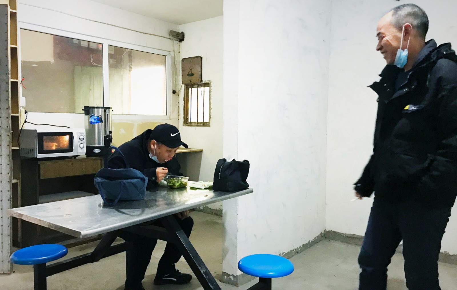 10月份,公司新租建駕駛員休息室之一,駕駛員在休息室內愉悅休息與交談.jpg 10月份,公司新租建駕駛員休息室之一,駕駛員在休息室內愉悅休息與交談.jpg